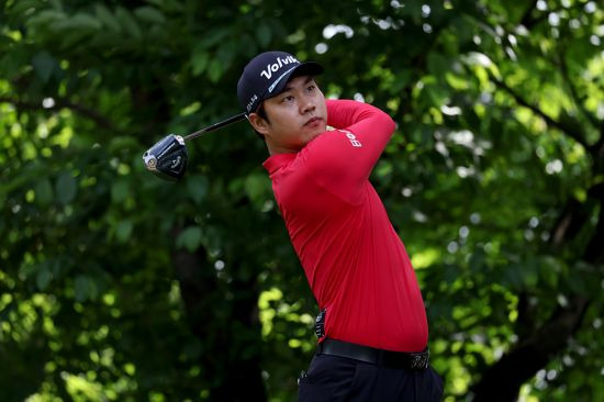 김민수가 KB금융 리브챔피언십 2라운드 5번 홀에서 티 샷을 하고 있다.[사진제공=KPGA]