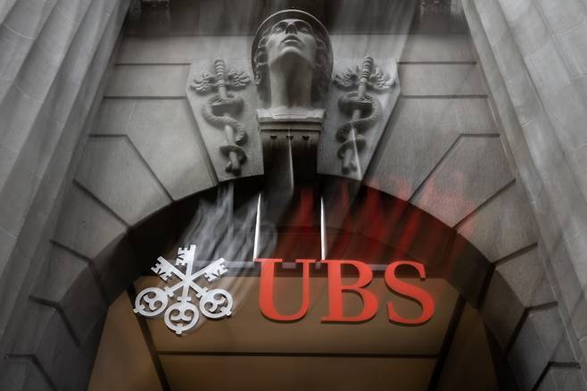 스위스 취리히에 있는 UBS 본사 건물 입구.
