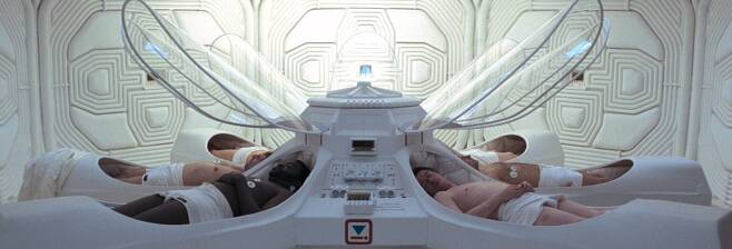영화 '에일리언' 속 장면. 우주인들이 우주선에서 동면을 취하는 모습이다.