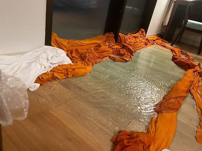 제2호 태풍 ‘마와르’ 영향으로 괌에 있는 호텔 방이 침수됐다./조상철씨 제공