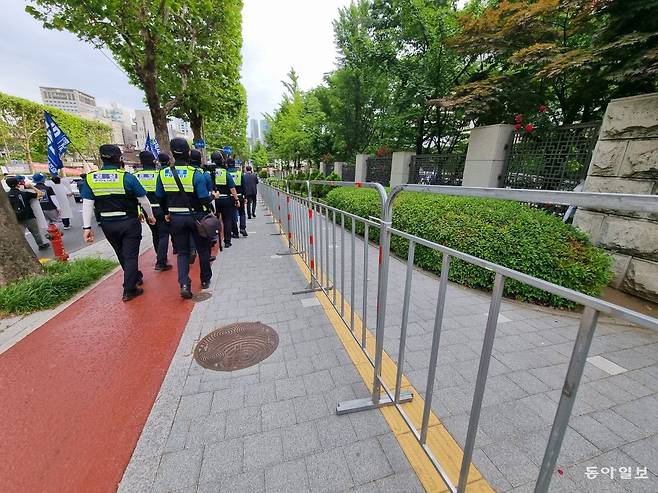 25일 경찰은 금속노조 노숙 집회를 사전에 차단하기 위해 대법원 동문부터 정문까지 철제 펜스를 설치했다. 주현우 기자 woojoo@donga.com