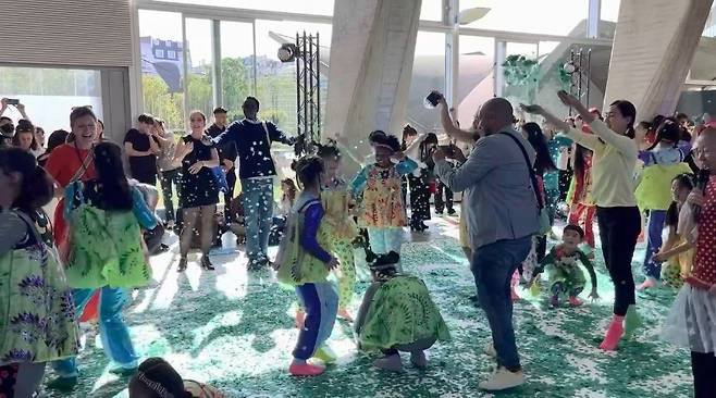 ‘2022 꿈의 댄스팀’과 안은미 무용단의 ‘으라차찬’ 공연 모습.