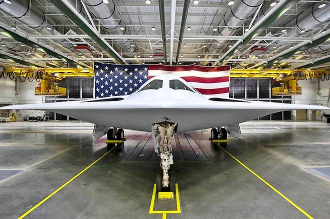 지난해 12월 2일(현지시간) 캘리포니아주 팜데일의 노스럽 그러먼 공장 격납고에서 공개된 차세대 스텔스 폭격기 B-21 레이더.   출처 미 국방부 홈페이지