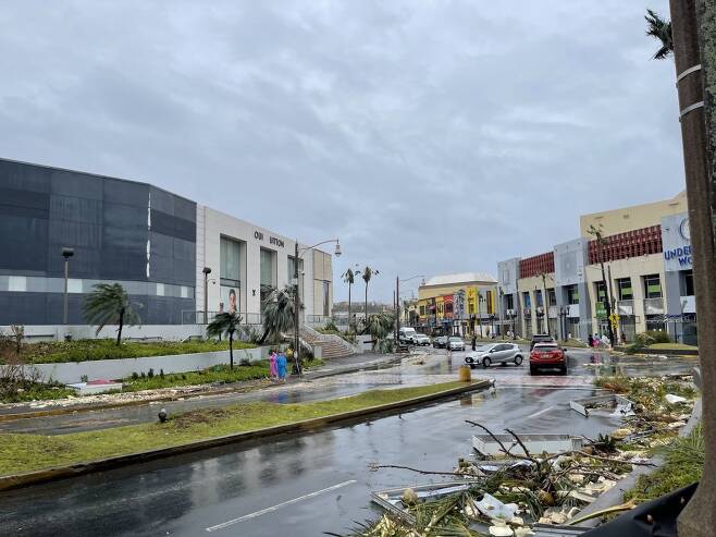 괌에 제2호 태풍 ‘마와르’가 강타한 모습. 독자 제공