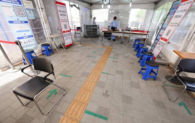 정부가 6월부터 코로나19 위기 경보를 '심각'에서 '경계'로 조정하기로 결정한 11일 한산한 모습의 서울 마포구보건소 선별진료소