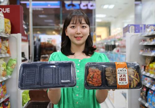 모델이 업계 최초 PP용기를 적용한 ‘1석3조 고기대첩’을 들고 있다.