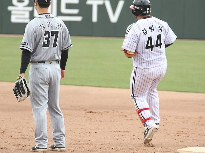 현재 김범석은 윤요섭 배터리 코치와 황병일 감독의 지도 아래 쑥쑥 크고 있다. LG는 모두 다 계획이 있다 (사진=전상일)