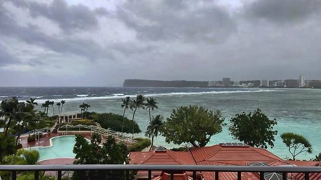[AP/뉴시스] 23일 미 연안경비대가 제공한 사진으로 태풍 마와르가 접근하고 있는 괌의 투몬 베이 모습. 2023. 05.24. /사진=뉴시스