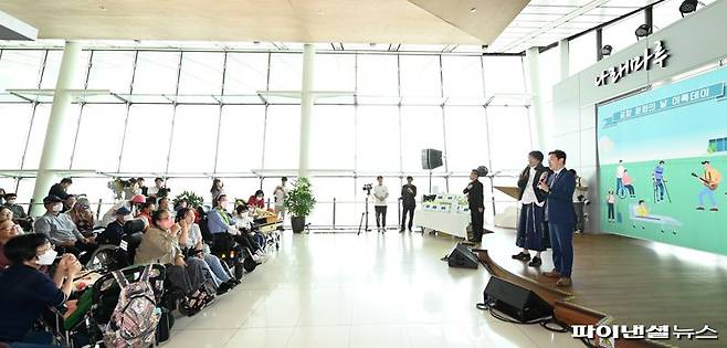 윤형중 한국공항공사 사장(오른쪽 첫번째)이 가수 김장훈(오른쪽 두번째)과 함께 26일 서울 강서구 김포공항에서 진행된 '누워서 보는 콘서트'에 앞서 관객들에게 인사하고 있다. 한국공항공사 제공