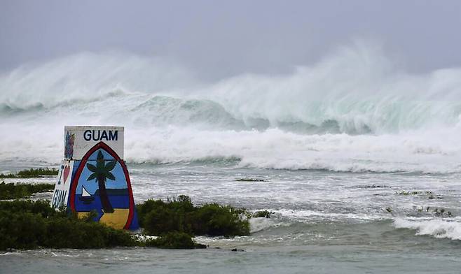 미국령 괌에 24일(현지시각) 4등급 슈퍼 태풍 ‘마와르’가 강타해 거센 파도가 몰아치고 있다. 괌/AP 연합뉴스