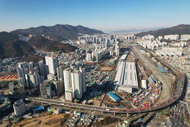 부산 도심을 가로지르고 있는 동서고가로 전경. 1994년 개통한 동서고가로는 최근 대체 도로 건설 추진이 진행되면서 철거 논란에 휩싸였다. 부산진구 제공