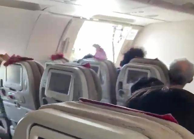 26일 제주공항을 출발해 대구공항에 착륙하려던 아시아나항공 OZ8124편 여객기의 출입문이 열려 있다. 대구=연합뉴스