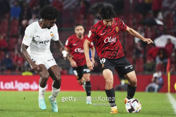 26일(한국시간) 스페인 마요르카 에스타디 마요르카 손모시에서 열린 2022~2023시즌 스페인 프로축구 프리메라리가 36라운드 발렌시아전에 출전한 이강인(오른쪽)의 모습. 게티이미지