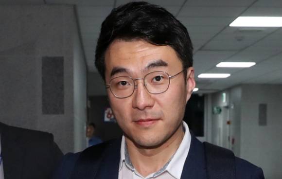 김남국 의원이 두문불출한 지 11일째가 돼 가고 있는 것에 대해 안 의원은 "지방에 있다"며 "서울에 있으면 본인도 자꾸 언론 기자 만나게 되고 또 정치인들하고 접촉하고 되고 그러지 않겠냐. 멀리 떠나서 성찰과 반성의 시간에 필요한 그런 공간에 있는 것 같다"고 전했다.   [사진=뉴시스]