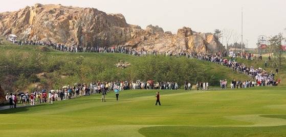 코로나가 사실상 ‘종식’ 되면서 골프장에도 완연히 봄이 왔다. 선수들의 플레이를 보려고 언덕까지 가득 채운 갤러리가 인상적이다. [중앙포토]