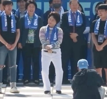 이길여 총장이 지난 10일 가천대 대운동장에서 열린 워터축제에서 ‘싸이 말춤’을 선보이고 있다(동영상 캡쳐본).가천대제공