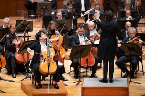 첼리스트 한재민이 지난 25일 서울 예술의전당에서 룩셈부르크 필하모닉과 드로르작 첼로 협죽곡을 연주하고 있다. 사진=빈체로 제공