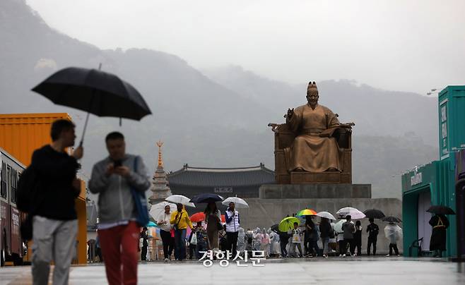 전국 대부분 지역에 비가 내렸던 지난 5일 서울 광화문광장을 지나는 시민들이 우산을 쓰고 있다. 김창길 기자