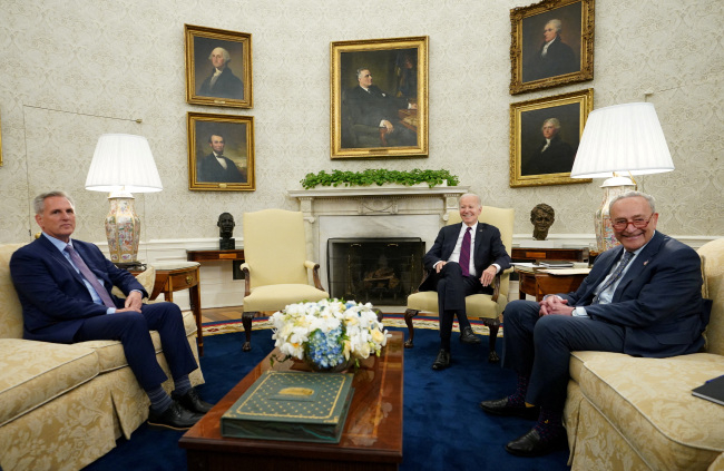 조 바이든 미국 대통령(가운데)이 케빈 매카시 하원의장(왼쪽)과 척 슈머 민주당 상원 원내대표와 지난 10일 부채한도 상향 문제를 논의하기 위해 앉아 있다./로이터연합뉴스