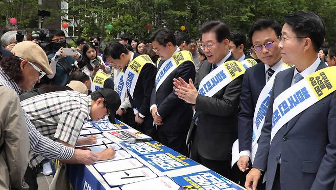 서명받는 이재명 이재명 더불어민주당 대표와 박광온 원내대표 등이 26일 서울 광화문광장에서 ‘후쿠시마 원전 오염수 해양투기 및 수산물 수입 반대’ 국민서명운동을 벌이고 있다. 강윤중 기자  yaja@kyunghyang.com