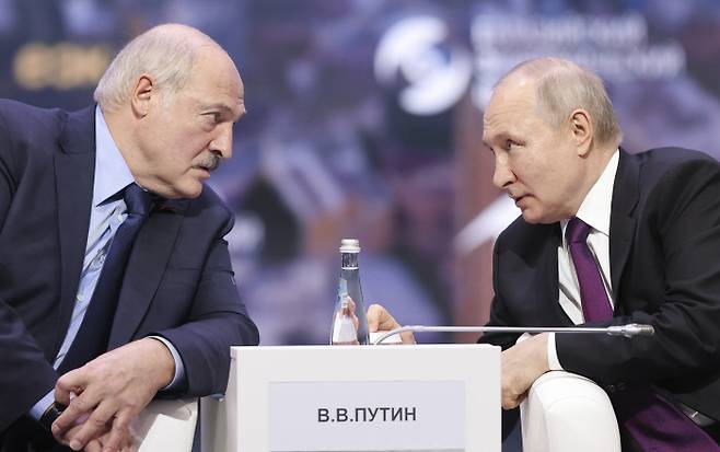 유라시아경제포럼에서 밀담 나누는 두 사람 블라디미르 푸틴 러시아 대통령(오른쪽)과 알렉산드르 루카셴코 벨라루스 대통령이 지난 24일(현지시간) 모스크바에서 열린 유라시아경제포럼 도중 대화를 나누고 있다. AP연합뉴스