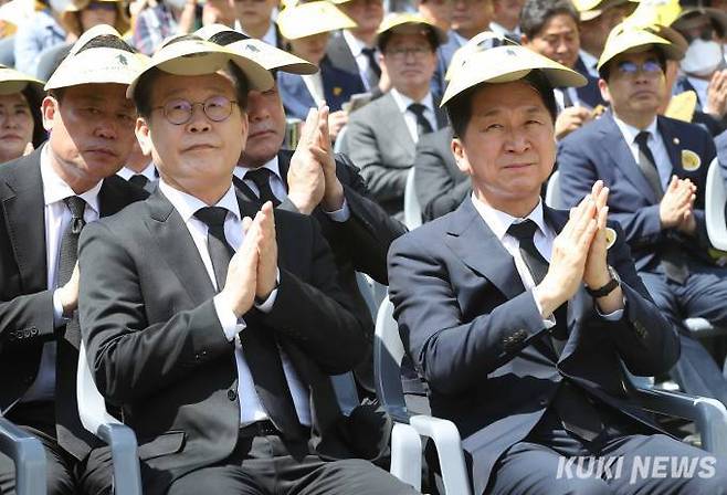 이재명 더불어민주당 대표(왼쪽)와 김기현 국민의힘 대표가 23일 경남 김해시 봉하마을에서 열린 노무현 전 대통령 서거 14주기 추도식에 참석해 박수를 치고 있다.   쿠키뉴스DB