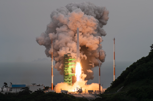 순수 국내 기술로 설계·제작된 한국형 발사체 누리호가 25일 전남 고흥군 나로우주센터 발사대에서 불꽃을 내뿜으며 우주를 향해 발사되고 있다. 한국항공우주연구원 제공