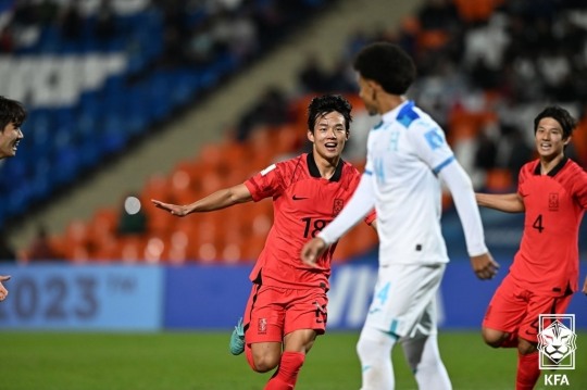 한국의 박승호가 26일 아르헨티나 멘도사 스타디움에서 열린 2023 국제축구연맹(FIFA) 20세 이하(U-20) 월드컵 조별리그 F조 온두라스와의 2차전에서 동점골을 넣고 기뻐하고 있다. [대한축구협회]