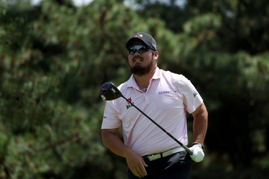 티샷한 볼 방향을 쫓는 정찬민.
[KPGA 제공]