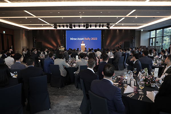 Mirae Asset Financial Group Global Strategy Officer Park Hyeon-joo presents a vision for global ETFs before executives and employees at ETF Rally 2023. [Photo provided by Mirae Asset]