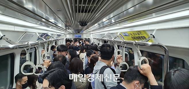26일 오전 승객들이 김포골드라인 운양역에서 열차를 타고 서울로 향하고 있다.   [사진 = 지홍구 기자]