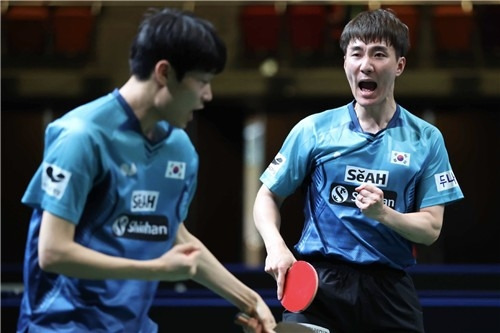 이상수(오른쪽)-조대성조가 2023 국제탁구연맹(ITTF) 개인전 세계탁구선수권대회에서 경기 도중 소리를 치며 기뻐하고 있다. 대한탁구협회