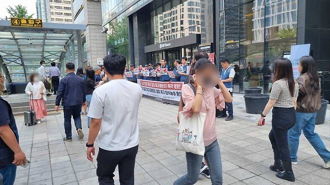 26일 서울 강남구 역삼동에 있는 쿠팡로지스틱스 본사에서 택배노조가 집회를 개최한 가운데 시민들이 소음으로 불편을 호소하고 있다. <사진=독자 제공>