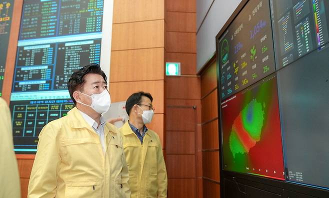 전력거래소에서 제주의 전력 상황을 확인하는 오영훈 제주도지사.[자료=제주도]