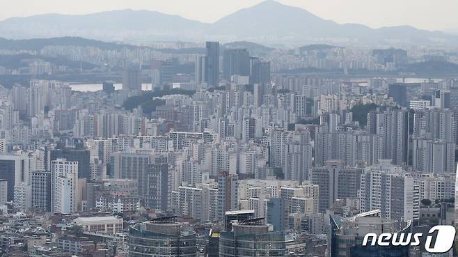 (서울=뉴스1) 김진환 기자 = 사진은 19일 오후 서울 중구 남산에서 바라본 아파트 단지. 2023.5.19/뉴스1  Copyright (C) 뉴스1. All rights reserved. 무단 전재 및 재배포 금지.