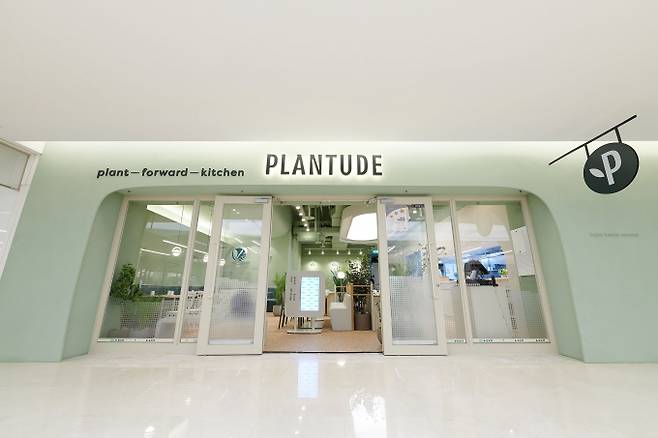 풀무원푸드앤컬처는 지난해 5월20일 서울 강남구 코엑스몰 지하 1층에 식품업계 첫 비건 인증 레스토랑 '플랜튜드' 1호점을 오픈했다. /사진=풀무원