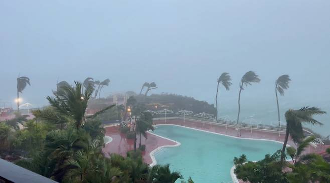 인터파크는 태풍 마와르의 영향으로 괌 공항의 모든 항공편이 결항돼 관광객들의 체류 기간이 길어짐에 따라 호텔숙박비용 전액(동급호텔 기준)을 지급하기로 결정했다. /사진=로이터