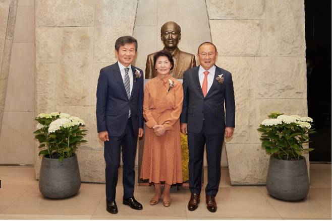 5월 26일, 포니정재단은 서울 강남구 삼성동 아이파크타워에 있는 포니정홀에서 ‘제17회 포니정 혁신상’ 시상식을 개최하고 올해 수상자로 지난 5년간 베트남 남자축구 대표팀을 맡아 새 역사를 쓴 박항서 감독을 선정했다. (왼쪽부터) 정몽규 포니정재단 이사장, 故 정세영 HDC그룹(前 현대산업개발) 명예회장의 부인 박영자 여사, 박항서 前 베트남 남자축구 국가대표팀 감독