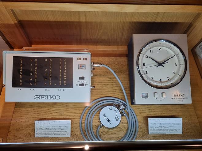 세이코엡손이 지난 1963년 만든 시계(오른쪽)와 전자식 타이머는 이듬해 도쿄올림픽에서 공식 타임키퍼로 지정돼 사용됐다. 김현일 기자