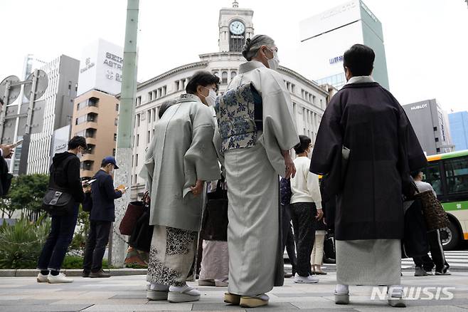 [도쿄=AP/뉴시스]지난 12일 일본 도쿄의 유명한 긴자 쇼핑가 거리에 기모노를 입은 여성들이 서 있다. 2023.05.26.