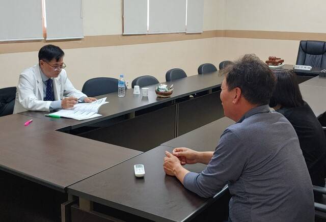 경남 거창 북부농협 조합원들이 건강검진 현장 설명회에 참석해 검질결과에 대해 상담하고 있다.