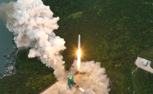 25일 오후 전남 고흥군 나로우주센터에서 누리호가 발사되고 있다. 한국항공우주연구원