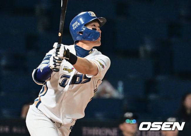 [OSEN=창원, 이석우 기자] 26일 창원 NC파크에서 2023 신한은행 SOL KBO리그 NC 다이노스와 한화 이글스의 경기가 열렸다. NC 다이노스 도태훈이 7회말 우월 솔로 홈런을 치고 하이파이브를 하고 있다. 2023.05.26 / foto0307@osen.co.kr