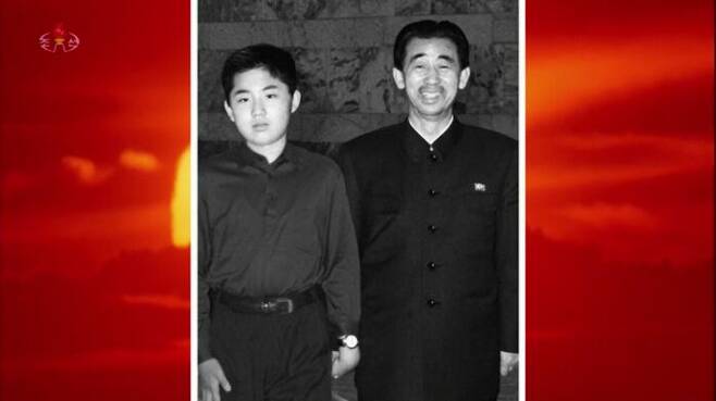 북한이 공개한 사진을 보면, 현철해는 김정은이 어린 시절부터 좋은 관계였던 것으로 보인다.