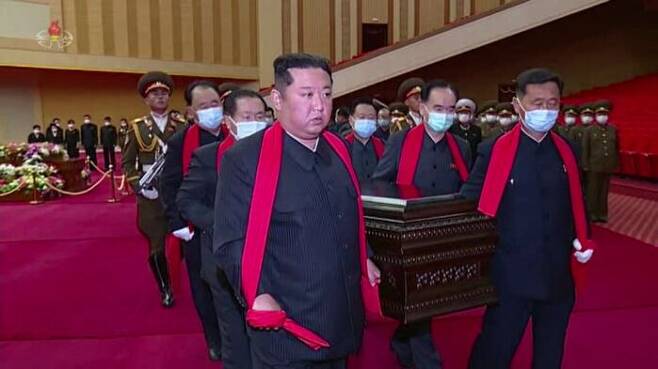 김정은은 현철해 장례식 때 직접 운구를 했다.