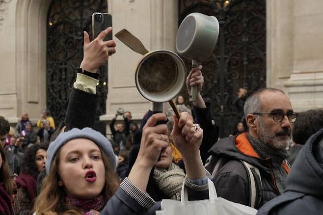 마크롱의 대국민 연설이 방송된 4월 17일 파리에서 냄비 등을 들고 연금개혁 반대 시위를 벌이는 시민들. (AP=연합뉴스)