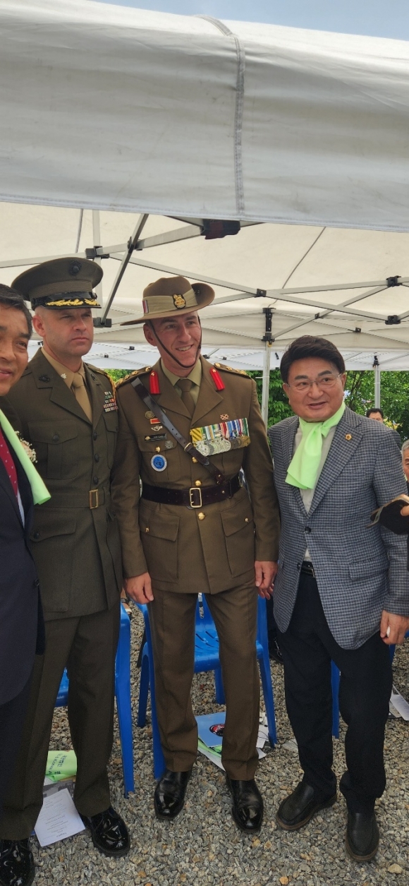 ‘미군 한국전쟁 참전 및 기적의 가평전투 72주년 기념행사’에 참석한 홍국표 의원(오른쪽 첫 번째)