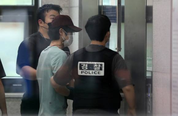 ‘금천구 흉기 살해’ 피의자, 금천경찰서 압송 - 14살 연상 동거녀를 살해한 혐의를 받는 피의자 30대 남성 A씨가 26일 서울 금천구 금천경찰서로 압송되고 있다.  2023.5.26 뉴스1