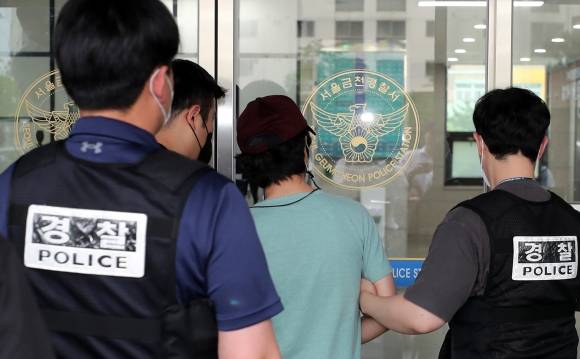 금천경찰서로 압송된 살해 피의자 - 14살 연상 동거녀를 살해한 혐의를 받는 피의자 30대 남성 A씨가 26일 서울 금천구 금천경찰서로 압송되고 있다. A씨는 이날 오전 7시17분쯤 서울 금천구 시흥동의 한 상가 지하주차장에서 동거인 B씨(47·여)에게 흉기를 휘두른 뒤 차에 태우고 도주한 혐의를 받는다. 2023.5.26 뉴스1