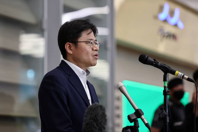 일본 후쿠시마 오염수 시찰단장인 유국희 원자력안전위원장이 26일 오후 인천국제공항을 통해 귀국 후 발언하고 있다. ⓒ연합뉴스